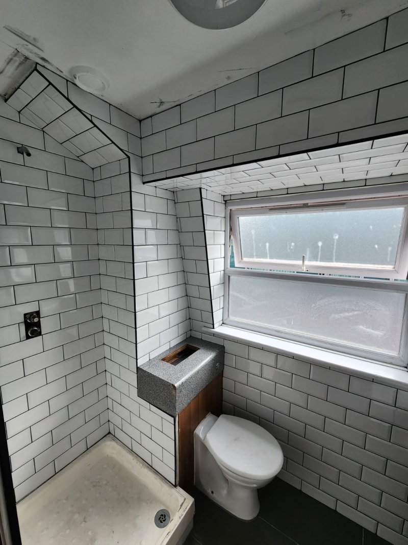 Shower corner with white ceramic tiles in brick pattern and recessed niche – RC Tiling Dublin