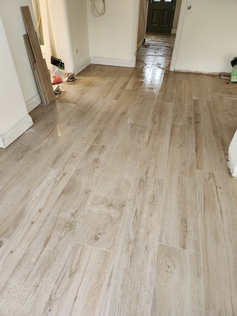 Wood-look tile flooring in staggered pattern in Dublin home – RC Tiling Dublin